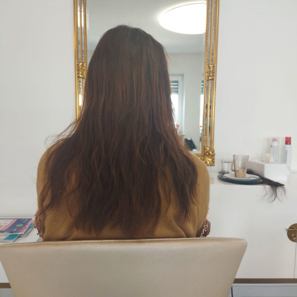 dunkelbraune Haare mit schwachen Spitzen
