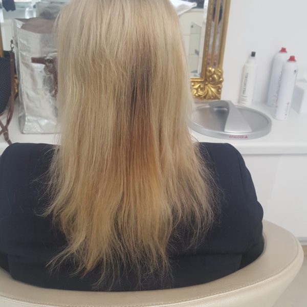 Kundin vor einer Haarverlängerung