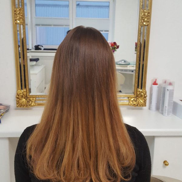 Nach einer Haarverlängerung fallen die Haare optimal